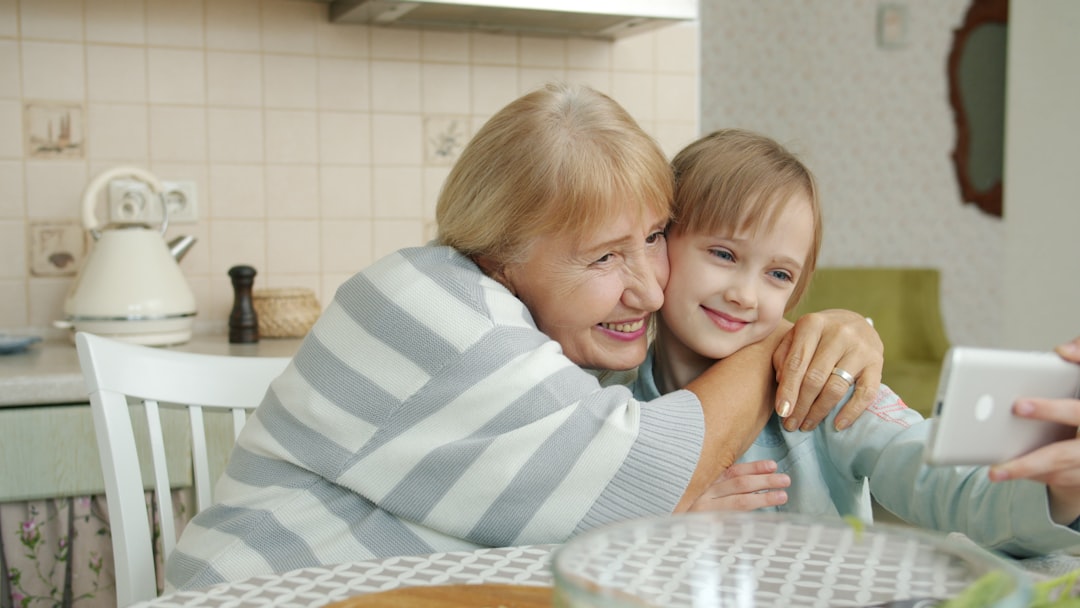 Conseillère échangeant avec une personne âgée à domicile
